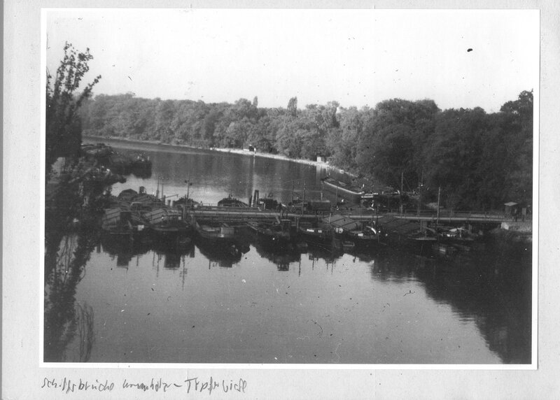Schiffsbrücke an der Töpferwiese bei Hochwasser geöffnet