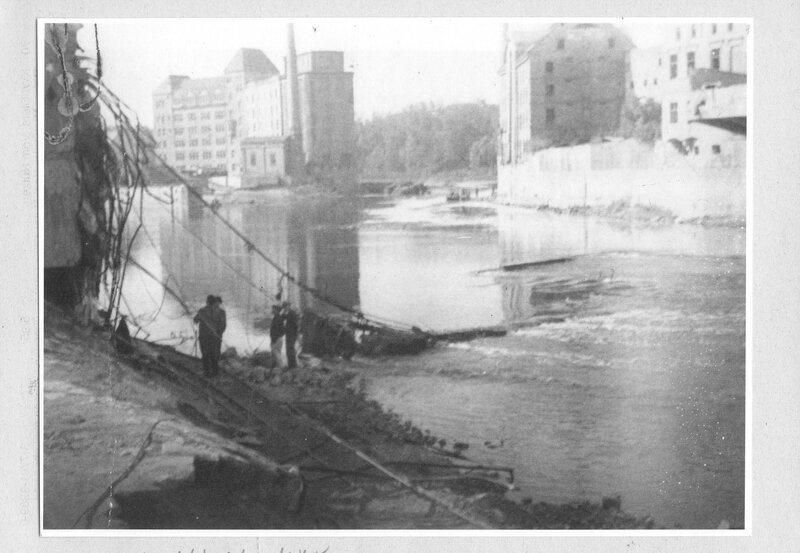 Trümmer der zerstörten Marktbrücke am Saaleufer