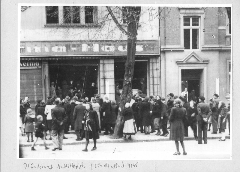 Plünderung Geschäft in der Lindenstraße